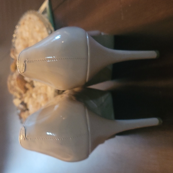 Beautiful, size 9 1/2, Light Natural Guess 6 in. Heels. Box included. Worn once - Picture 2 of 4